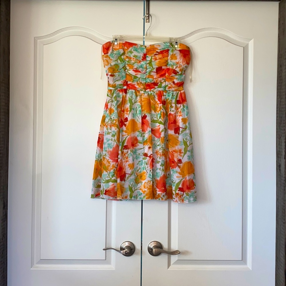 🎓$10/CollegeBlowoutSale!📚-Regularly$15- Strapless floral mini dress